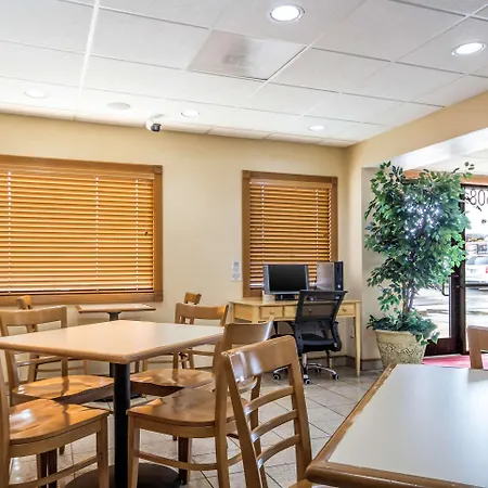 Econo Lodge Inn And Suites I-35 At Shawnee Mission